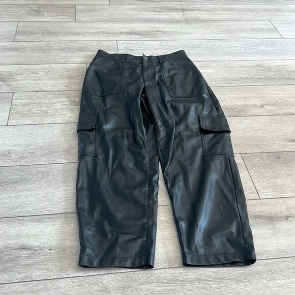 7 for All Mankind Black Faux Leather Cargo Pants size medium - Picture 2 of 10